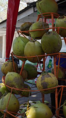 Kumsalda taze hindistan cevizleri satılır. Ziyaretçilere servis edilir.