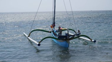 Gün boyunca Pasir Putih Situbondo sahilinde geleneksel bir tekne.