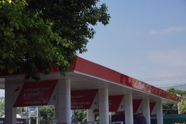 Situbondo şehrine giden ana yolun kenarında sattıkları benzinle Pertamina benzin istasyonu.