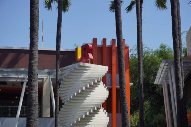 Kafenin önündeki beyaz sarmal dinlenme alanında bir dekorasyon.