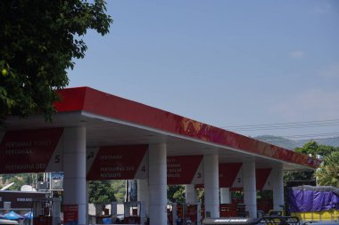 Situbondo şehrine giden ana yolun kenarında sattıkları benzinle Pertamina benzin istasyonu.