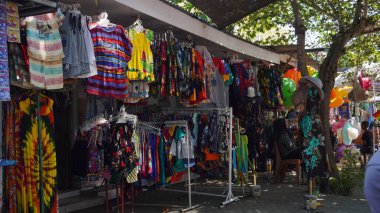 Pasir Putih sahilinde giysi ve oyuncak gibi hediyelik eşya satan sahildeki bakkal.