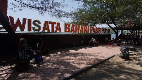 Situbondo 'da bir plaj olan Pasir Putih Deniz Turizmi bölgesinden bir işaret.