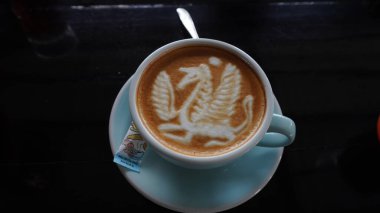 Bir fincan kahve ve tek boynuzlu at latte sanatı. Rahatlarken içmek için birebirdir.