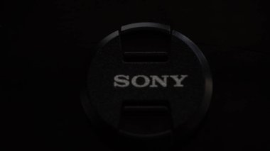Sony kamera 40.5 mm siyah arka planlı lens kapağı