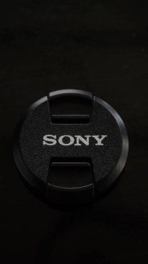Sony kamera 40.5 mm siyah arka planlı lens kapağı