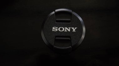 Sony kamera 40.5 mm siyah arka planlı lens kapağı