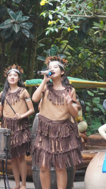 Hint kostümü giymiş ve Dino Park Jatim Park 3 'te şarkı söyleyen insanlar.