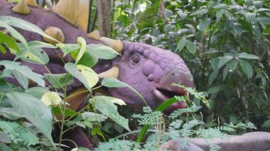 Stegosaurus tipi dinozor heykeli lunaparkta.