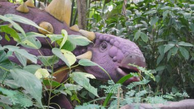 Stegosaurus tipi dinozor heykeli lunaparkta.