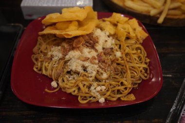 Baharatlı kızarmış şehriye ile ince bir parça kızarmış tavuk ve kızarmış hamur köftesi.