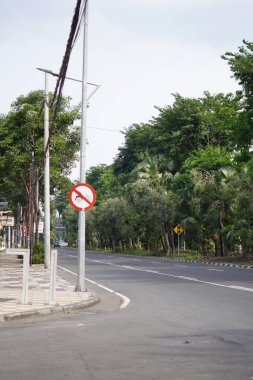 Büyük bir şehirde, motorsiklet girişi yasaklanmış araçsız sessiz bir cadde.