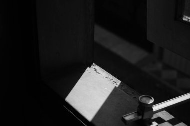 Ahşap pencere çerçevesini siyah ve beyaz kipte aç