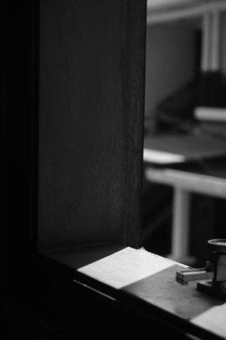 Ahşap pencere çerçevesini siyah ve beyaz kipte aç