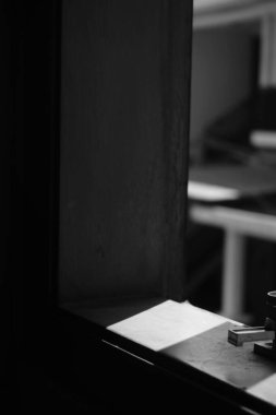 Ahşap pencere çerçevesini siyah ve beyaz kipte aç