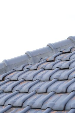 Öğleden sonra evin mavi üçgen çatısı.