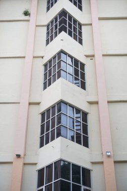 Her katta üç köşeli cam pencereli çok katlı bir bina.