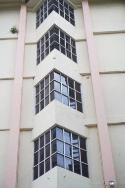 Her katta üç köşeli cam pencereli çok katlı bir bina.