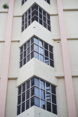 Her katta üç köşeli cam pencereli çok katlı bir bina.