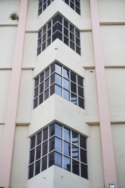 Her katta üç köşeli cam pencereli çok katlı bir bina.