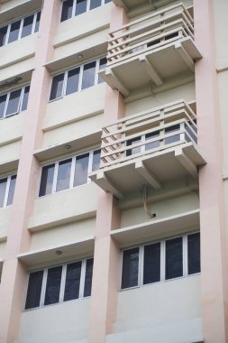 Her katta cam pencereleri olan çok katlı bir bina.