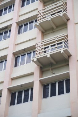 Her katta cam pencereleri olan çok katlı bir bina.