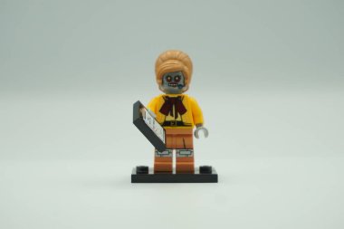 Lego filminden Velma Staplebot beyaz arka planda.