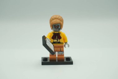 Lego filminden Velma Staplebot beyaz arka planda.
