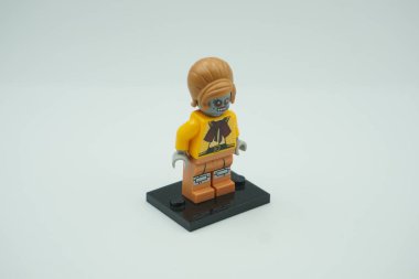 Lego filminden Velma Staplebot beyaz arka planda.