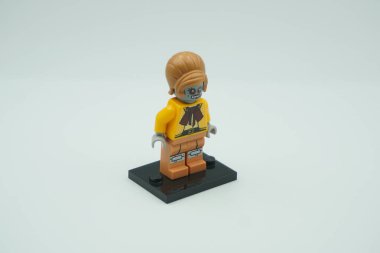 Lego filminden Velma Staplebot beyaz arka planda.