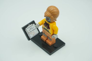 Lego filminden Velma Staplebot beyaz arka planda.