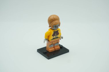 Lego filminden Velma Staplebot beyaz arka planda.