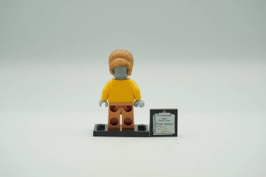 Lego filminden Velma Staplebot beyaz arka planda.