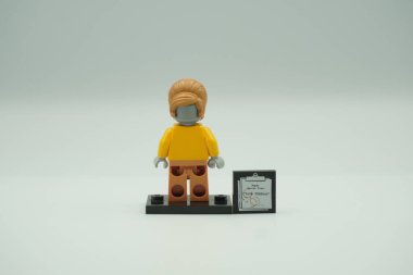 Lego filminden Velma Staplebot beyaz arka planda.