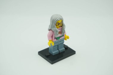 Lego filminden Bayan Scratchen Post Lady Lego 'nun minyatür figürü.