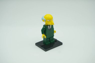 Simpsonlar filminden Bay Burns 'ün lego figürü