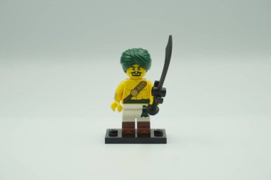 Tatlı savaşçısı Lego mini figür tuğlalar beyaz arka planda oyuncak