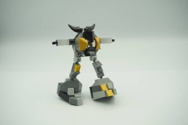 Mixels serisinden beyaz arka planı olan bir kayaya benzeyen bir lego figürü.