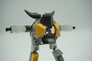 Mixels serisinden beyaz arka planı olan bir kayaya benzeyen bir lego figürü.