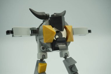 Mixels serisinden beyaz arka planı olan bir kayaya benzeyen bir lego figürü.