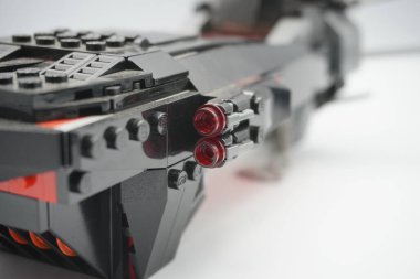 Siyah lego tuğlalarının yanında patlayıcı var. Denizaltı oyuncağı.