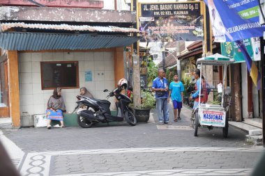Malang, Kayutangan Heritage bölgesinde bir ara sokakta yaşayan sakinlerin faaliyetleri
