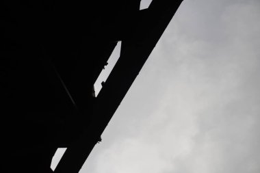 Bulutlu gökyüzü ile çapraz çizgilerin silueti