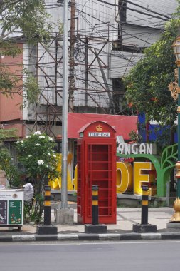 Kırmızı telefon kulübesi, Kayutangan Heritage, Malang 'da dekorasyon için yol kenarında.