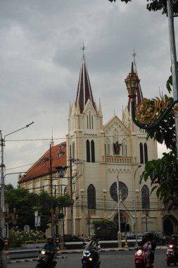 Malang şehrinin ortasındaki eski kilise (Kayutangan Heritage) öğleden sonra bulutlu bulutlarla