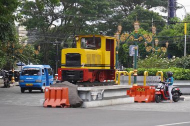 Malang şehrinin ortasındaki tren heykeli.