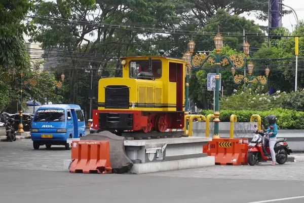 Malang şehrinin ortasındaki tren heykeli.