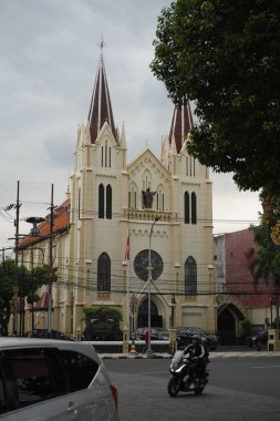 Malang şehrinin ortasındaki eski kilise (Kayutangan Heritage) öğleden sonra bulutlu bulutlarla