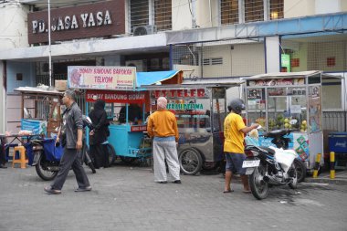 Kayutangan Heritage 'deki atmosfer, Malang satıcılarla alıcılar arasında klasik temalı bir etkileşim.