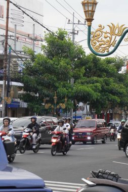 Malang şehrindeki otoyol öğleden sonra motosiklet ve arabalarla dolu.